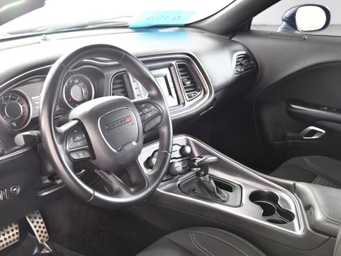 Used 2016 Dodge Challenger SXT RWD image 2