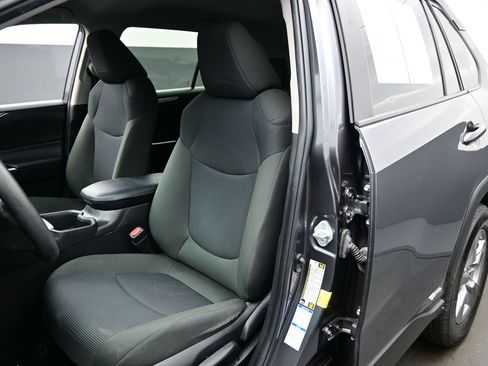 Used 2022 Toyota RAV4 LE AWD/4WD image 11