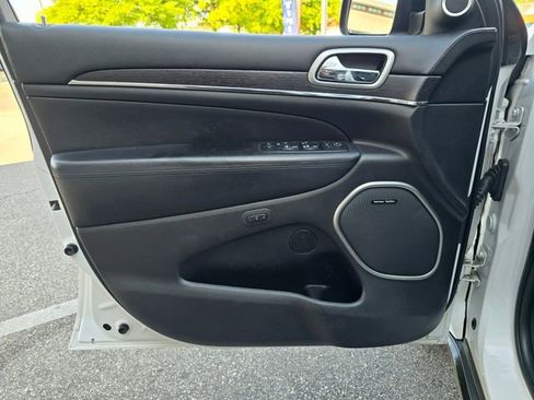 Used 2017 Jeep Grand Cherokee Summit AWD/4WD image 7