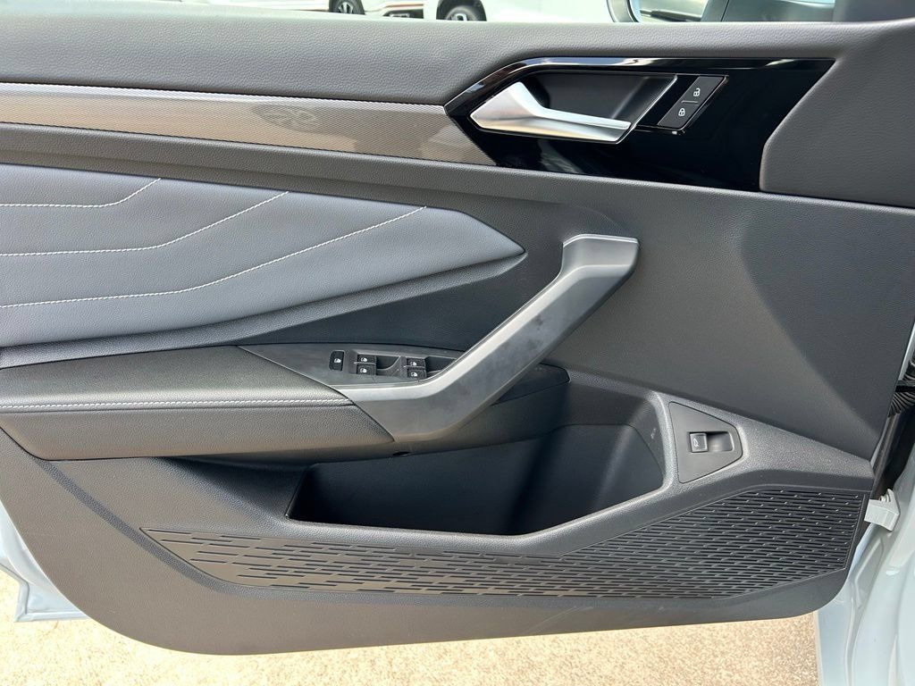 Certified 2025 Volkswagen Jetta SEL FWD image 36