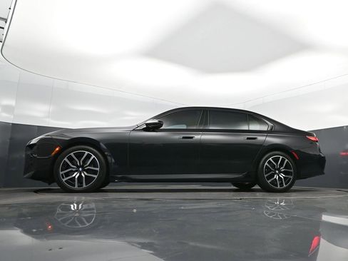 Used 2023 BMW 740i image 40