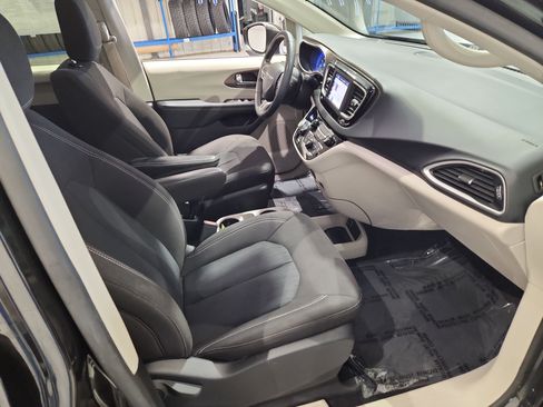 Used 2023 Chrysler Voyager LX FWD image 15