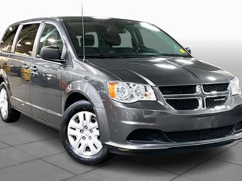 Used 2019 Dodge Grand Caravan SE w/ UConnect Hands-Free Group image 2