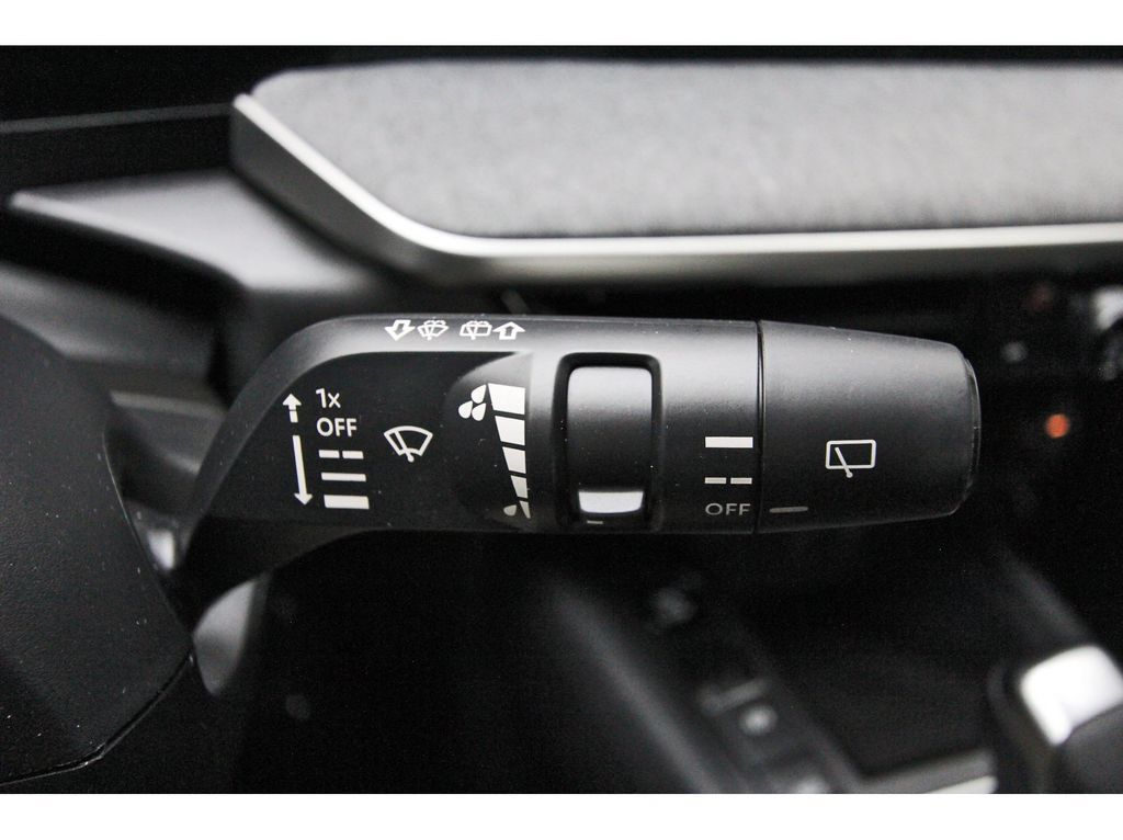 Used 2026 Nissan Kicks SV FWD image 17