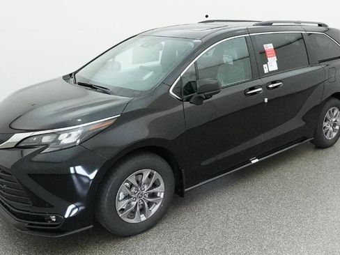New 2026 Toyota Sienna XLE FWD image 1