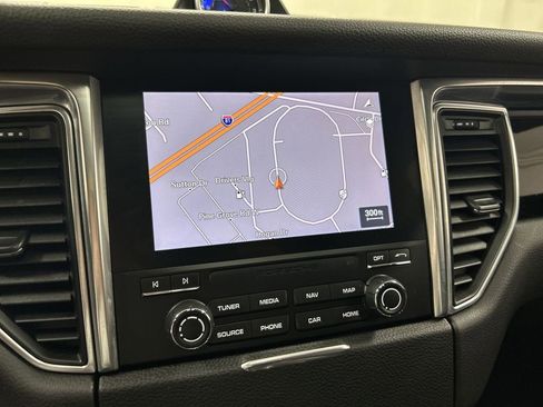 Used 2018 Porsche Macan S image 16