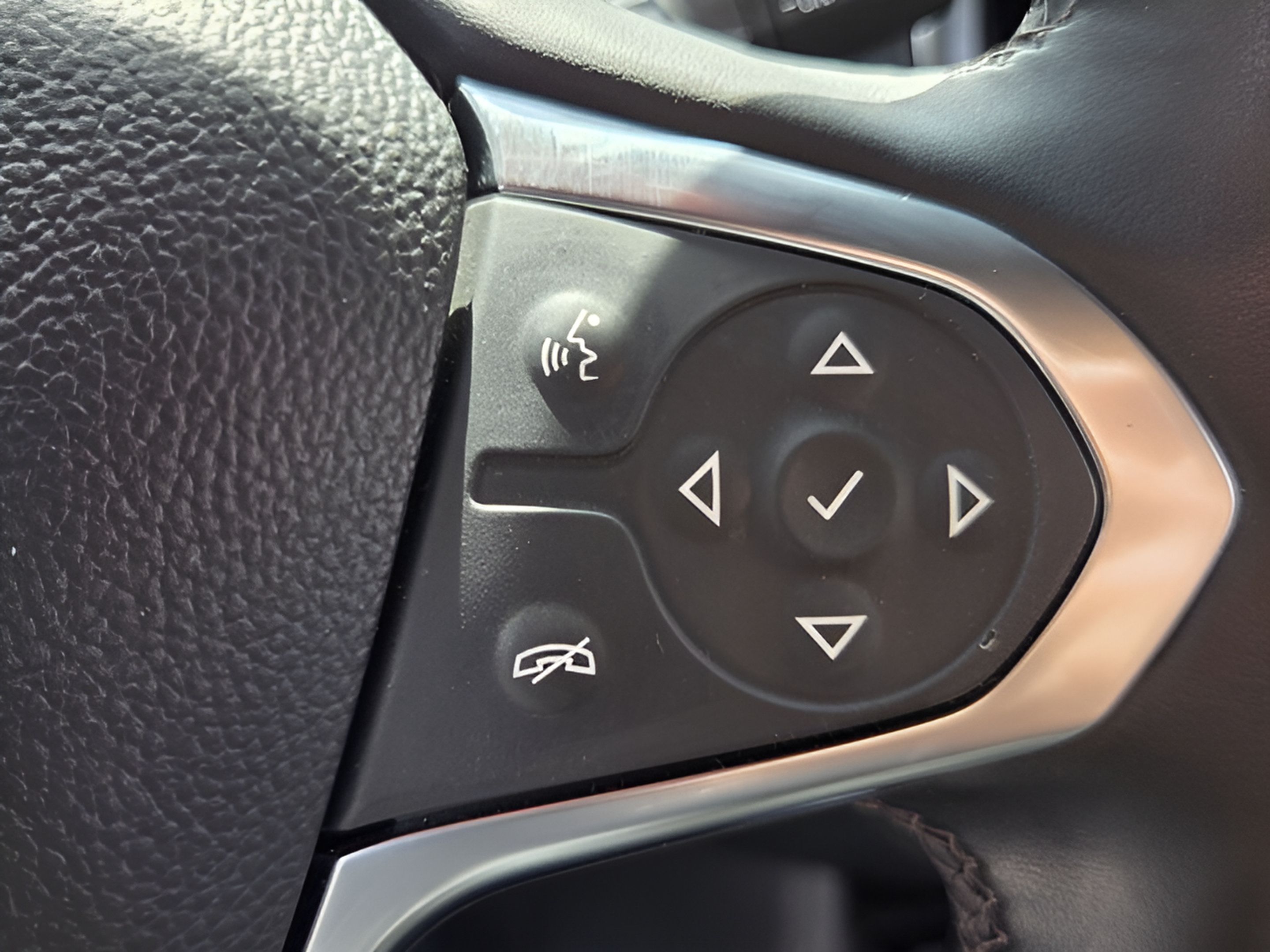 Used 2023 Chevrolet Traverse RS FWD image 25