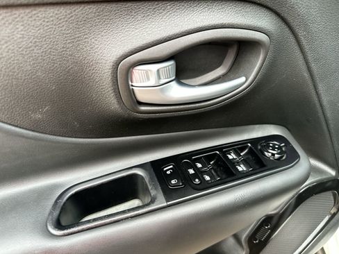 Used 2022 Jeep Renegade Altitude image 13