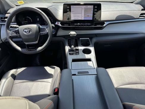 Used 2023 Toyota Sienna XSE AWD/4WD image 18