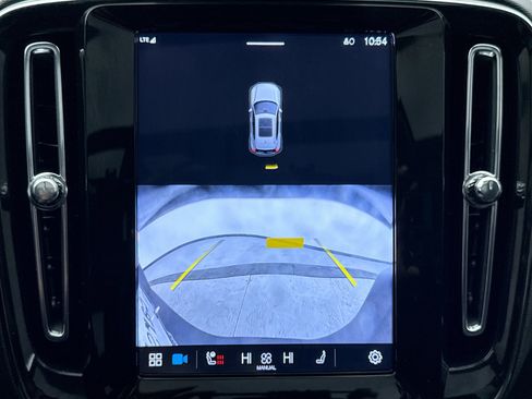 Used 2025 Volvo XC40 B5 Core image 15