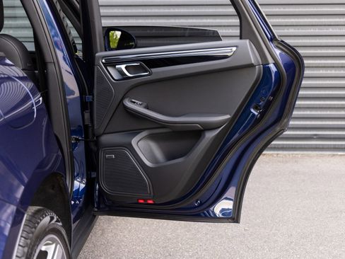 Certified 2025 Porsche Macan AWD/4WD image 29