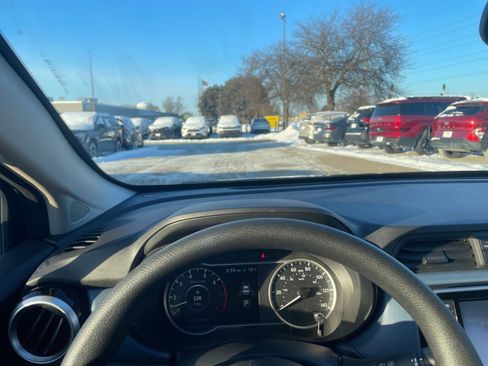 Used 2025 Nissan Versa SV image 33