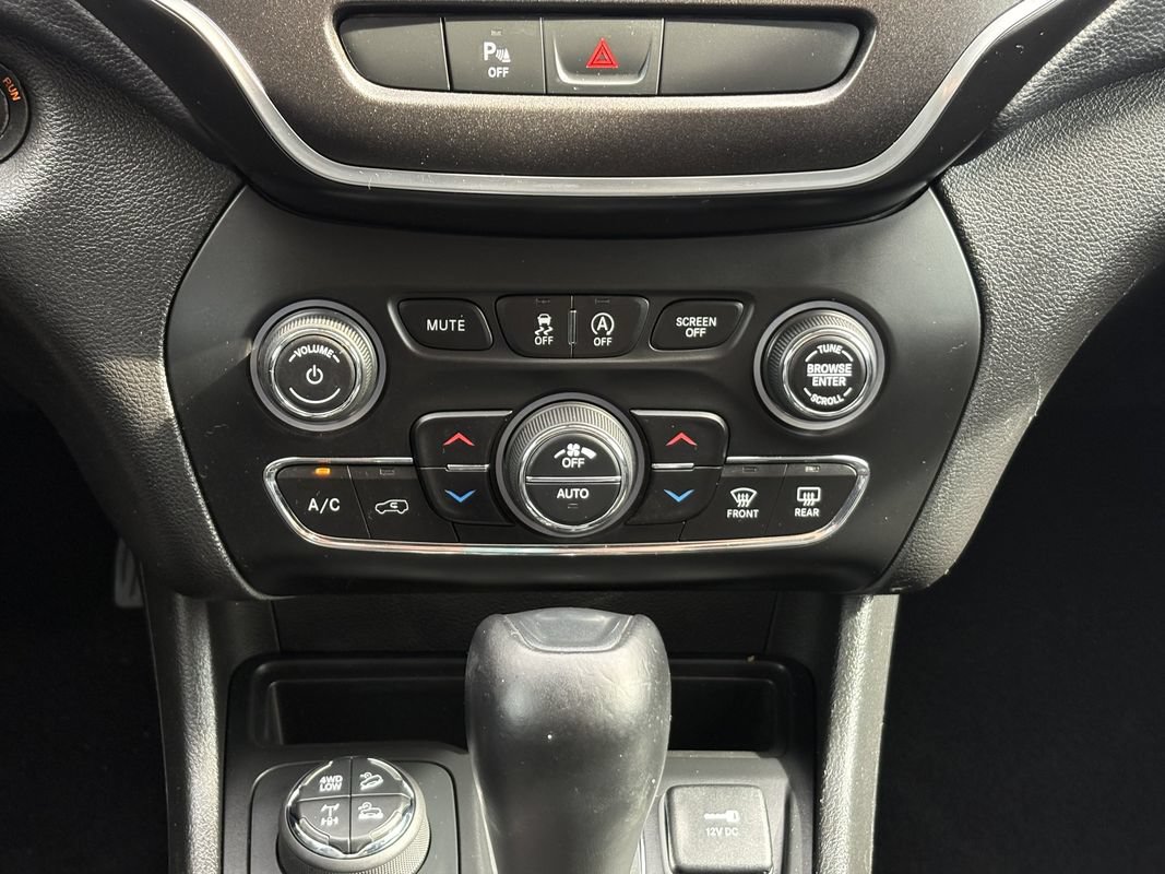 Used 2019 Jeep Cherokee Trailhawk AWD/4WD image 18