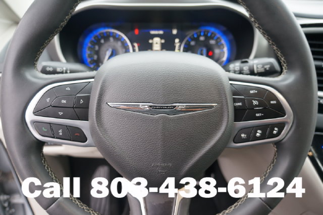 Used 2023 Chrysler Pacifica Touring-L FWD image 6