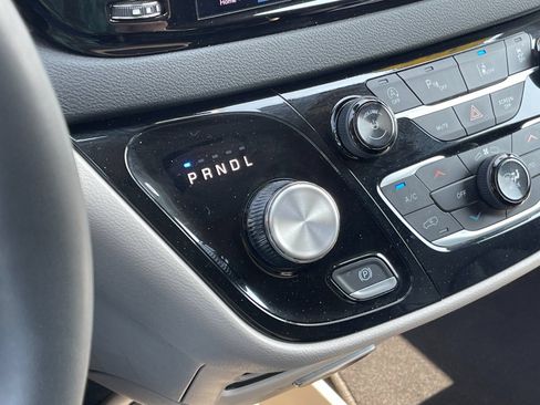 Used 2024 Chrysler Pacifica Touring-L FWD image 24