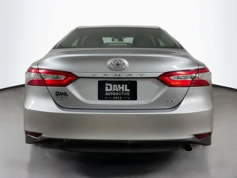 Used 2018 Toyota Camry LE image 6