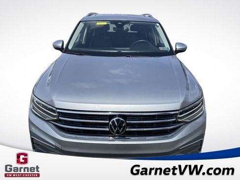 Used 2023 Volkswagen Tiguan SE w/ Panoramic Sunroof Package image 9