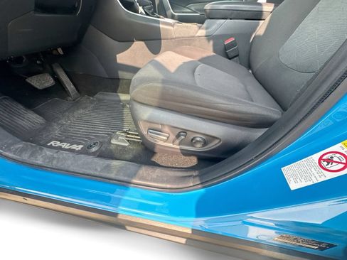 Used 2019 Toyota RAV4 XLE w/ Convenience Package FWD image 14