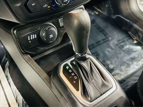 Certified 2021 Jeep Renegade Latitude AWD/4WD image 11