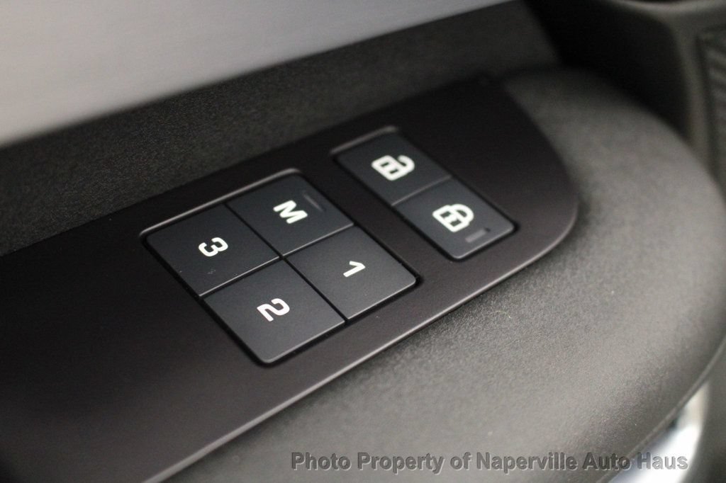Used 2025 Land Rover Discovery Dynamic SE AWD/4WD image 10