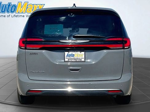 Used 2023 Chrysler Pacifica Touring-L FWD image 7