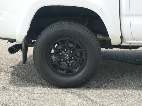 Used 2021 Toyota Tacoma SR5 AWD/4WD image 13
