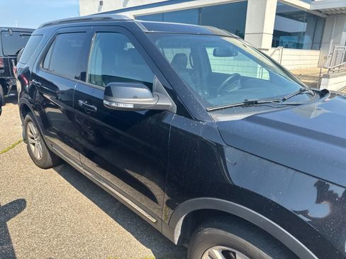 Used 2018 Ford Explorer XLT w/ Equipment Group 202A AWD/4WD image 24