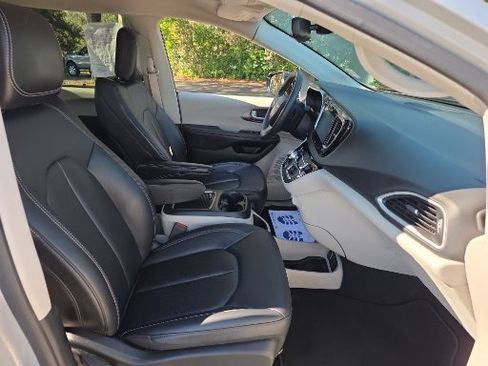 Used 2024 Chrysler Pacifica Touring-L image 15
