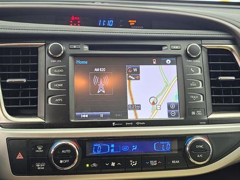 Used 2019 Toyota Highlander XLE FWD image 21