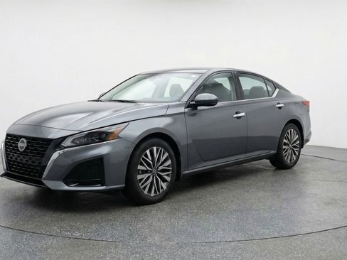 Used 2025 Nissan Altima 2.5 SV FWD image 3