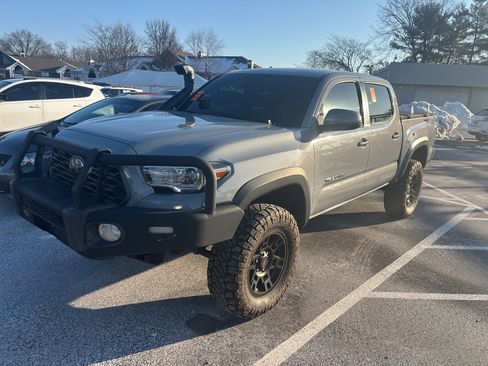 Used 2021 Toyota Tacoma TRD Off-Road image 3