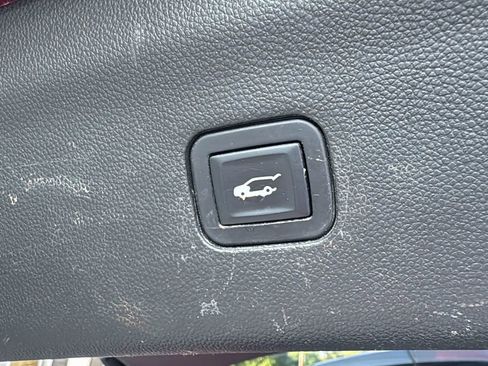 Used 2018 Buick Enclave Essence FWD image 17