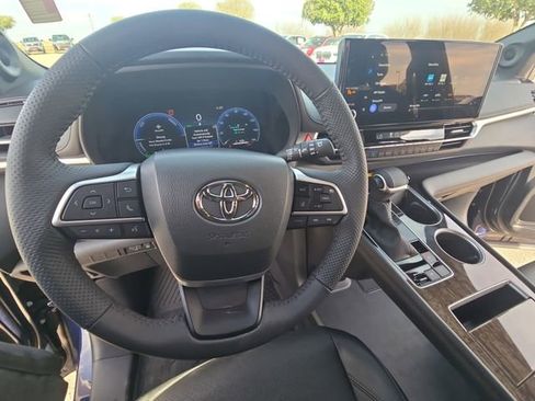 Used 2025 Toyota Sienna Limited image 17