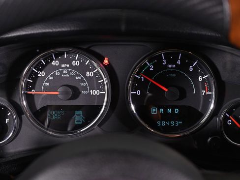 Used 2015 Jeep Wrangler Unlimited Sahara w/ Dual Top Group AWD/4WD image 17