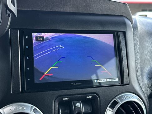 Used 2018 Jeep Wrangler Unlimited Sahara image 20