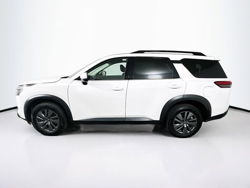 Used 2025 Nissan Pathfinder SV image 4