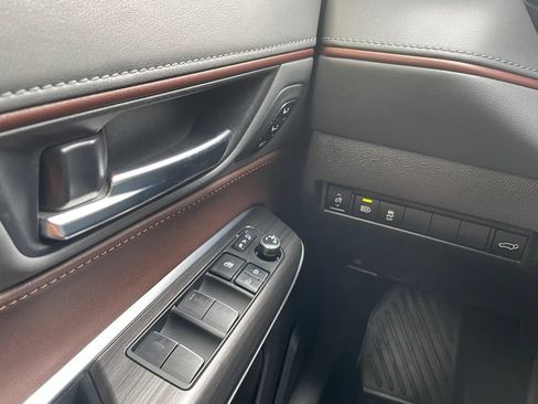 Used 2022 Toyota Venza XLE AWD/4WD image 18