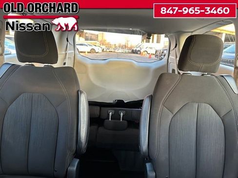 Used 2017 Chrysler Pacifica Touring image 16