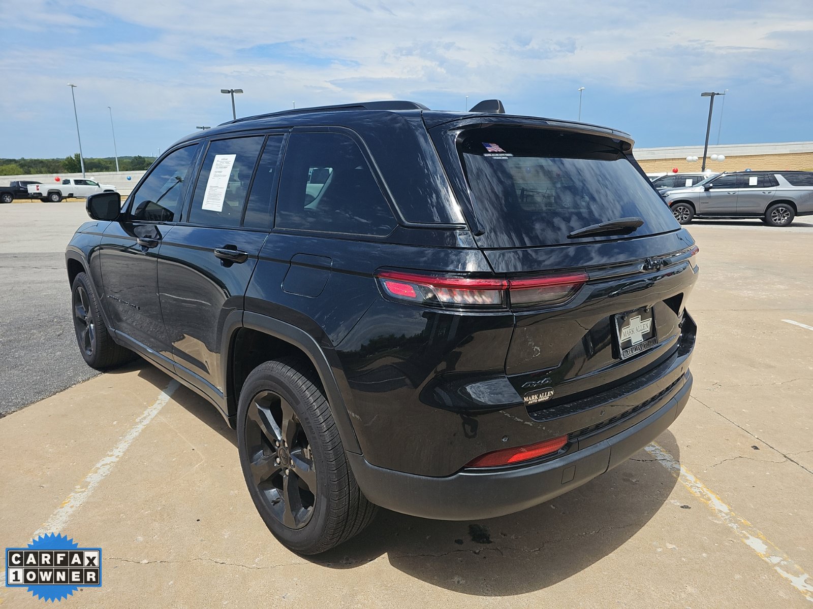 Used 2023 Jeep Grand Cherokee Limited w/ Black Appearance Package AWD/4WD image 6