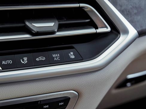 Used 2022 BMW X5 xDrive40i w/ M Sport Package image 40