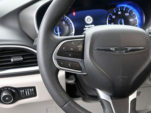 Used 2024 Chrysler Pacifica Touring-L FWD image 27