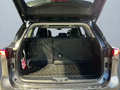 Used 2021 Toyota Highlander Limited image 17