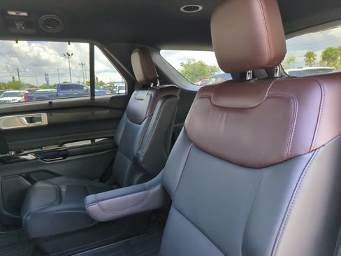 Used 2022 Ford Explorer Platinum w/ Equipment Group 601A AWD/4WD image 18