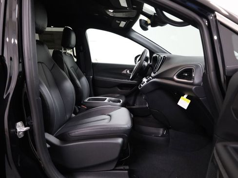 New 2026 Chrysler Pacifica Select image 15