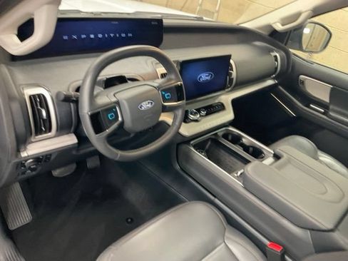 Used 2025 Ford Expedition Active AWD/4WD image 6