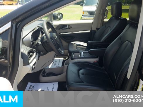Used 2023 Chrysler Pacifica Touring-L FWD image 16