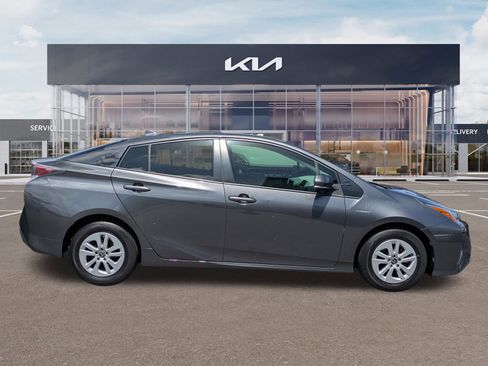 Used 2016 Toyota Prius Two FWD image 3
