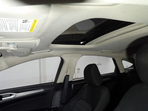 Used 2020 Ford Fusion SE image 11