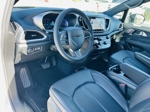 New 2026 Chrysler Pacifica Select w/ Quick Order Package 2EV image 16