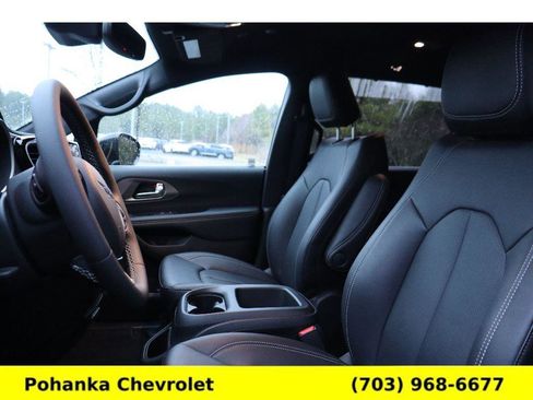 Used 2025 Chrysler Pacifica Select image 22